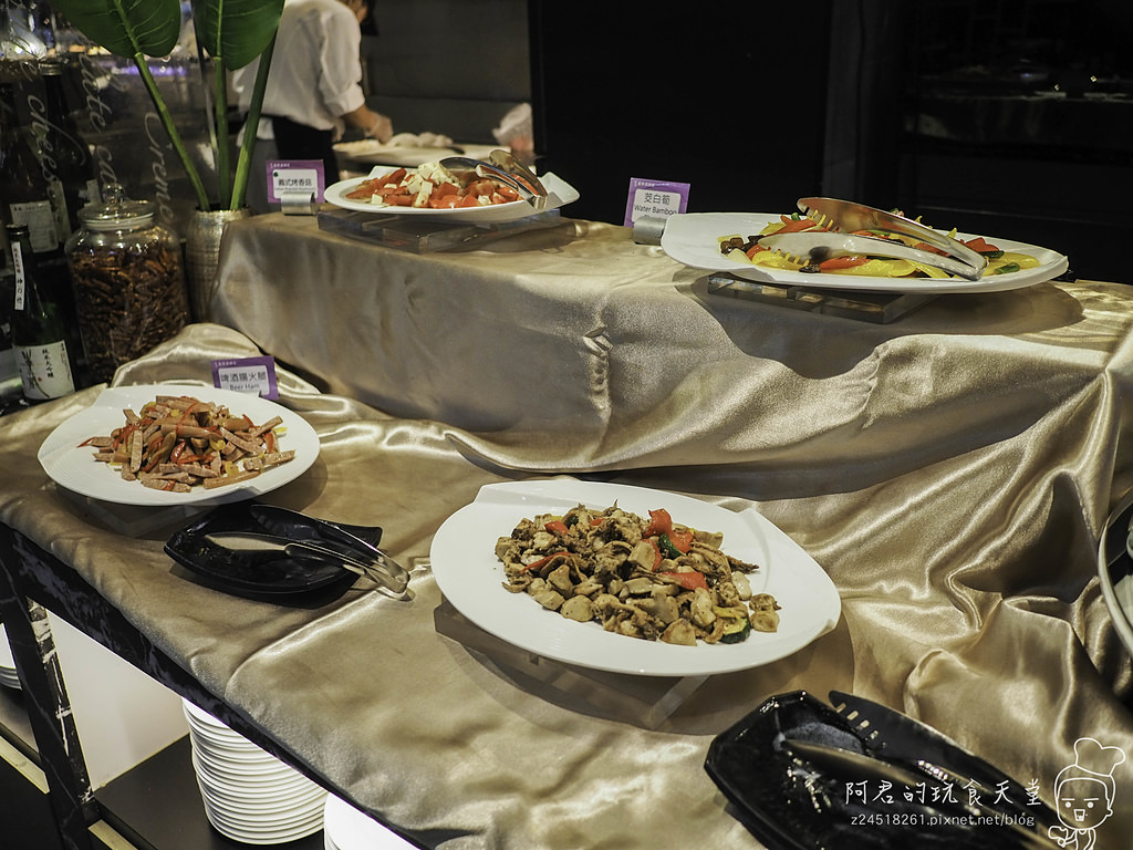 【台中】星饗道國際自助餐｜不分平假日～午晚餐買一送一｜百種料理任君吃到飽