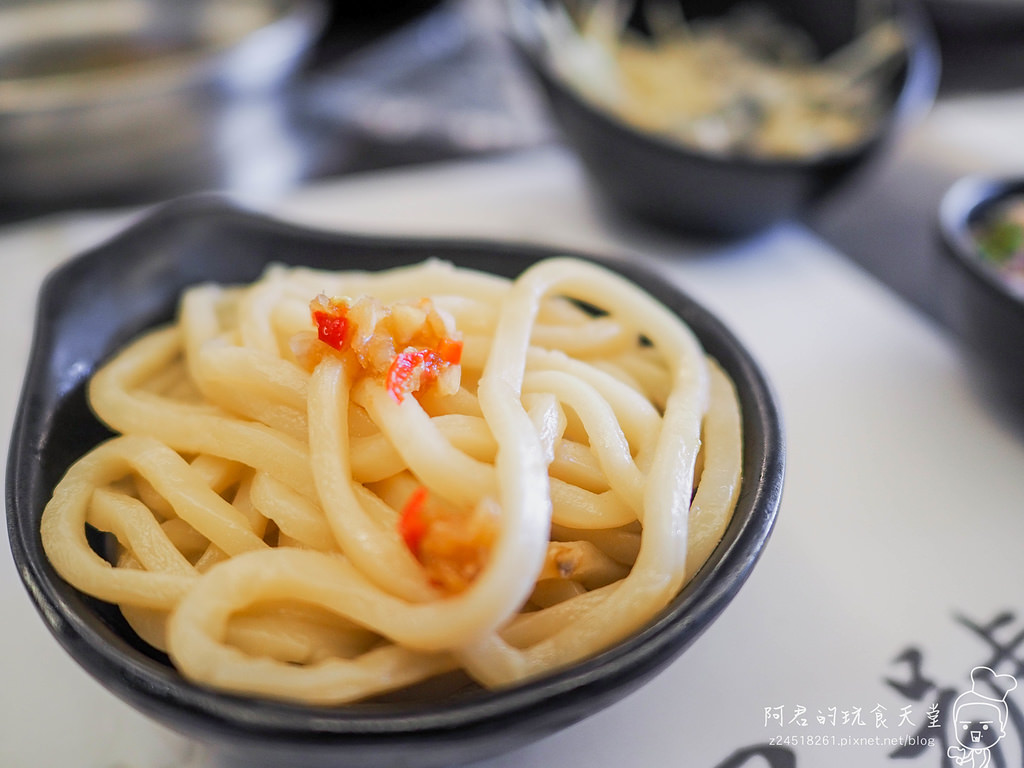 【台北】鍋饕精緻涮涮鍋｜內行人才知道的剝皮辣椒湯底｜重量級TORO黑豚肉鍋｜捷運大直站美食