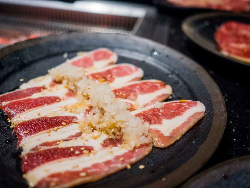 【台北】三朵花炭火燒肉鍋物吃到飽｜台北西門町餐廳｜壽星當月、當日優惠