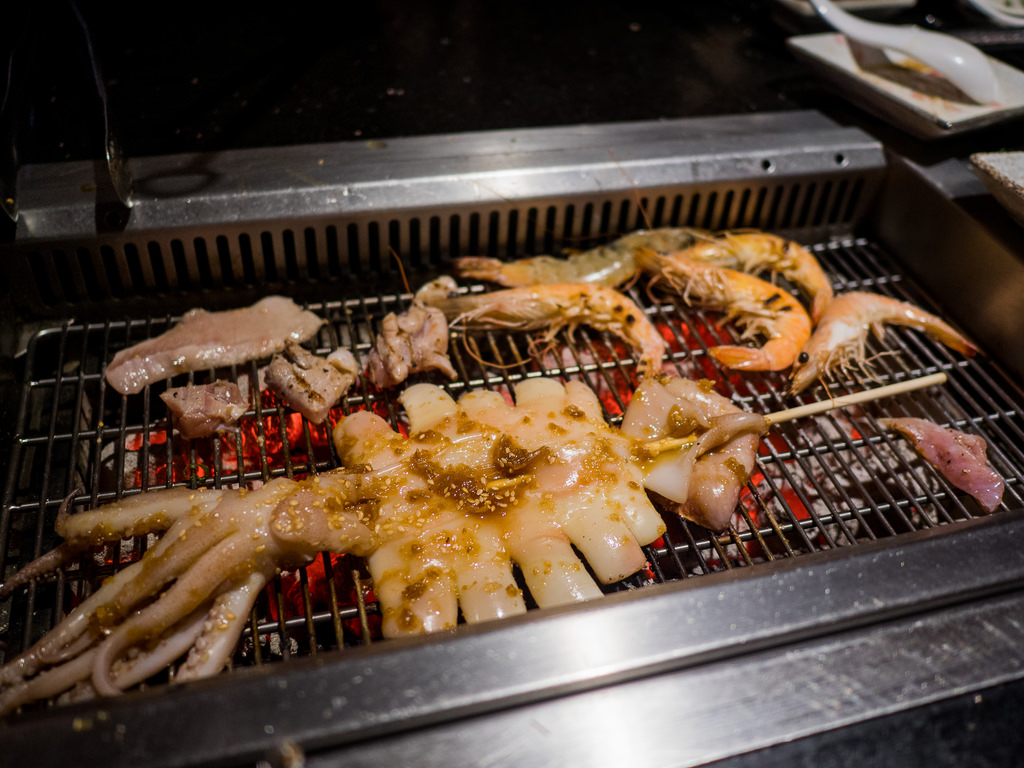 【台北】三朵花炭火燒肉鍋物吃到飽｜台北西門町餐廳｜壽星當月、當日優惠