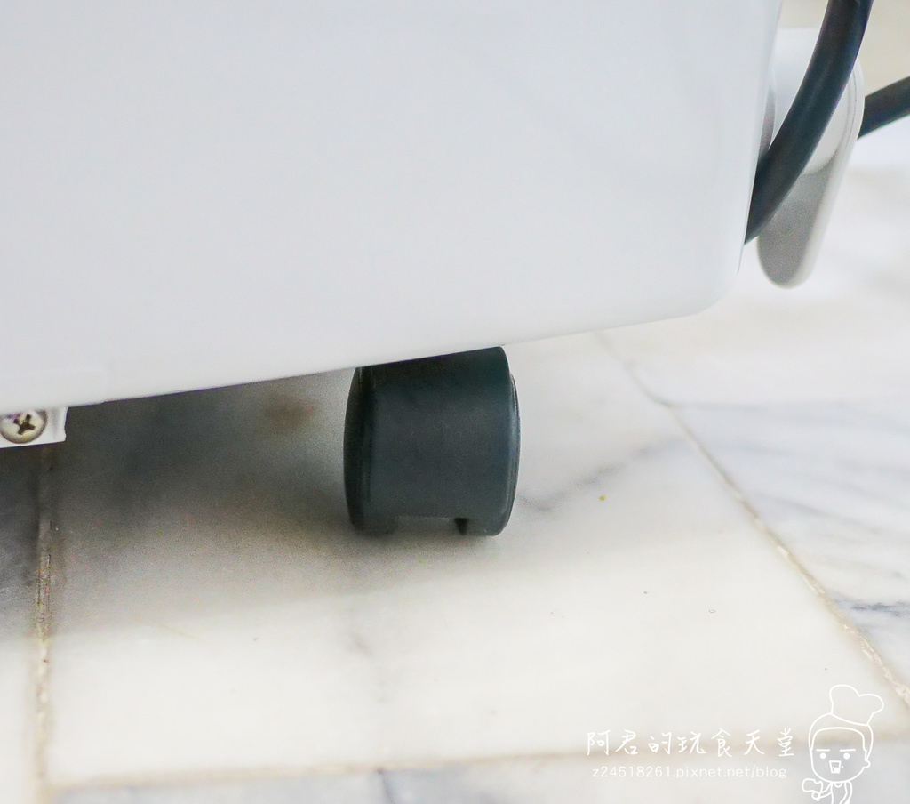 【影片開箱】Frigidaire省電移動式冷氣空調FAC-251KP|室內趴趴走~連廚房都是冷氣間|冷氣、乾衣、除溼三合一 - 第10張圖 【影片開箱】Frigidaire省電移動式冷氣空調FAC-251KP|室內趴趴走~連廚房都是冷氣間|冷氣、乾衣、除溼三合一