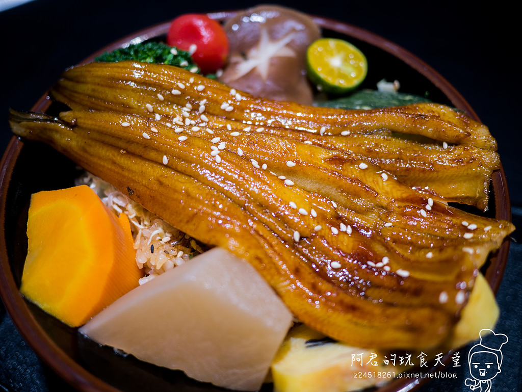 【台北】八坂丼屋ATT4FUN店｜種類超多的丼飯專賣｜海鮮丼飯自由配