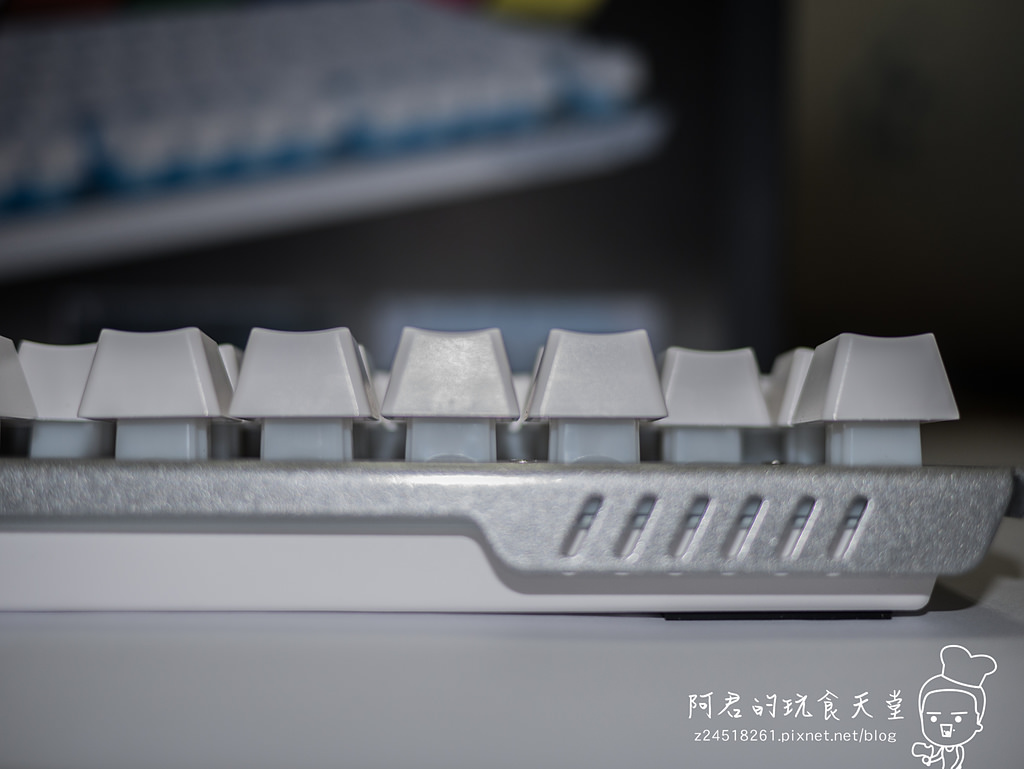 【開箱】純白體驗 i-rocks《K62E》高CP 七彩背光電競薄膜鍵盤 - 第8張圖 【開箱】純白體驗 i-rocks《K62E》高CP 七彩背光電競薄膜鍵盤