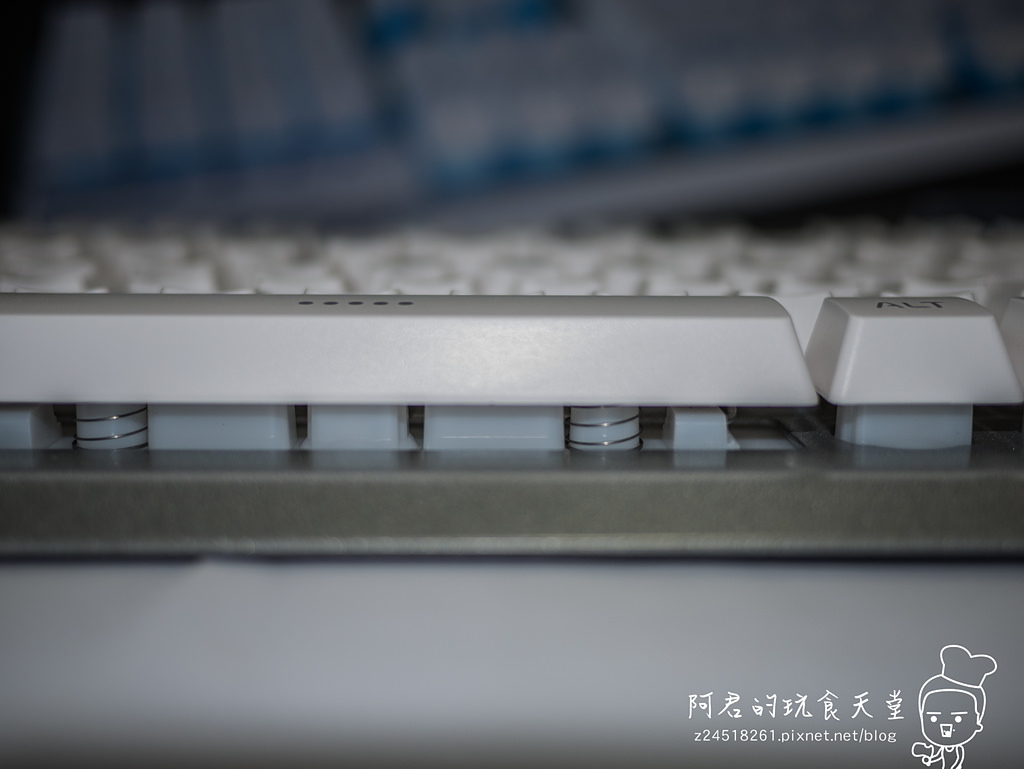【開箱】純白體驗 i-rocks《K62E》高CP 七彩背光電競薄膜鍵盤 - 第10張圖 【開箱】純白體驗 i-rocks《K62E》高CP 七彩背光電競薄膜鍵盤