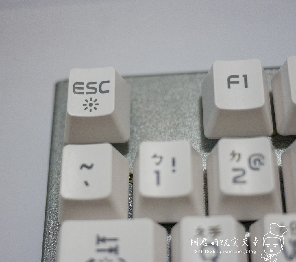 【開箱】純白體驗 i-rocks《K62E》高CP 七彩背光電競薄膜鍵盤 - 第20張圖 【開箱】純白體驗 i-rocks《K62E》高CP 七彩背光電競薄膜鍵盤