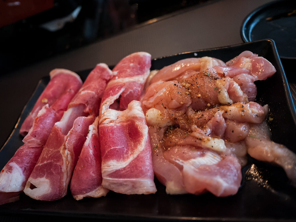 【台北】櫻花羿日式炭火燒肉吃到飽 這烤爐好像有點小