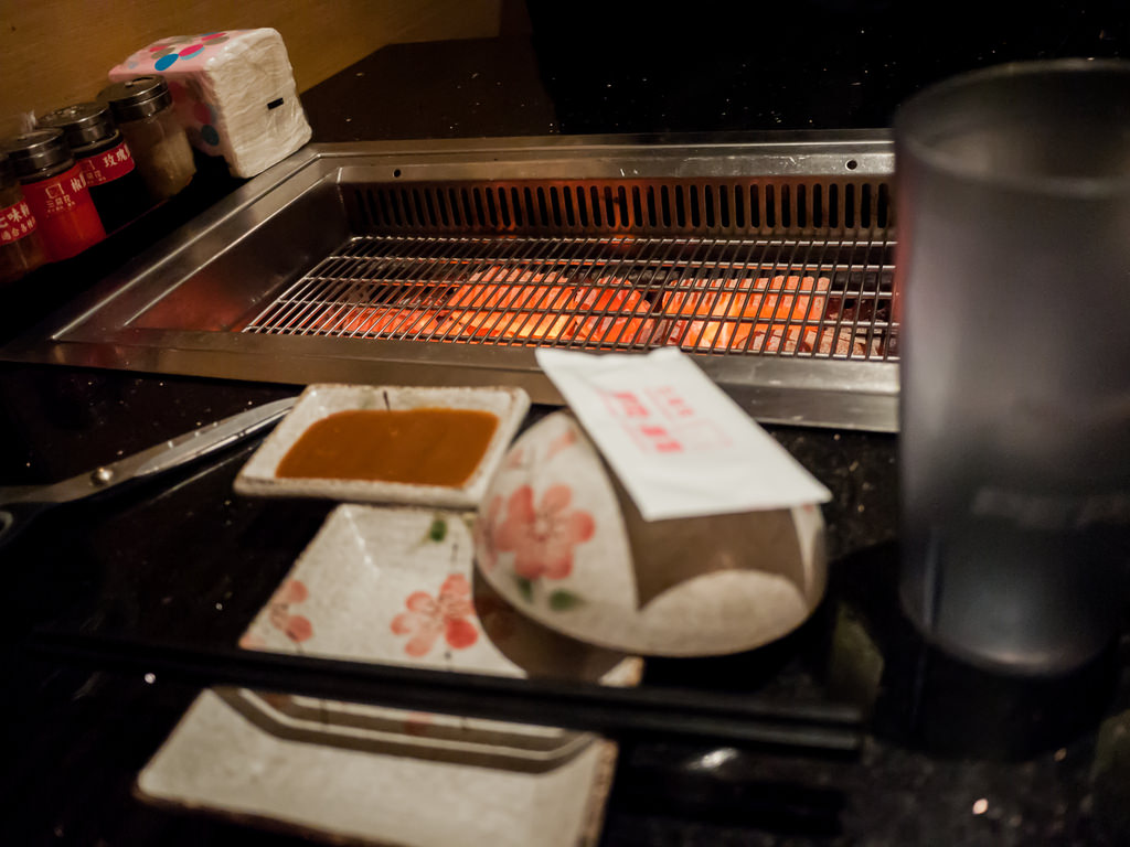 【台北】評價很兩極的三朵花炭火燒肉．鍋物吃到飽