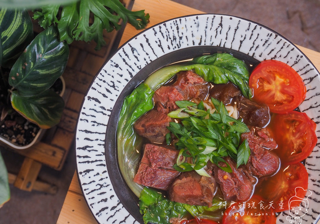 【宅配】混董創食｜冷凍宅配牛肉麵也能這麼好吃？4.4盎司紅燒花腱牛肉麵 X 混董剁椒推薦