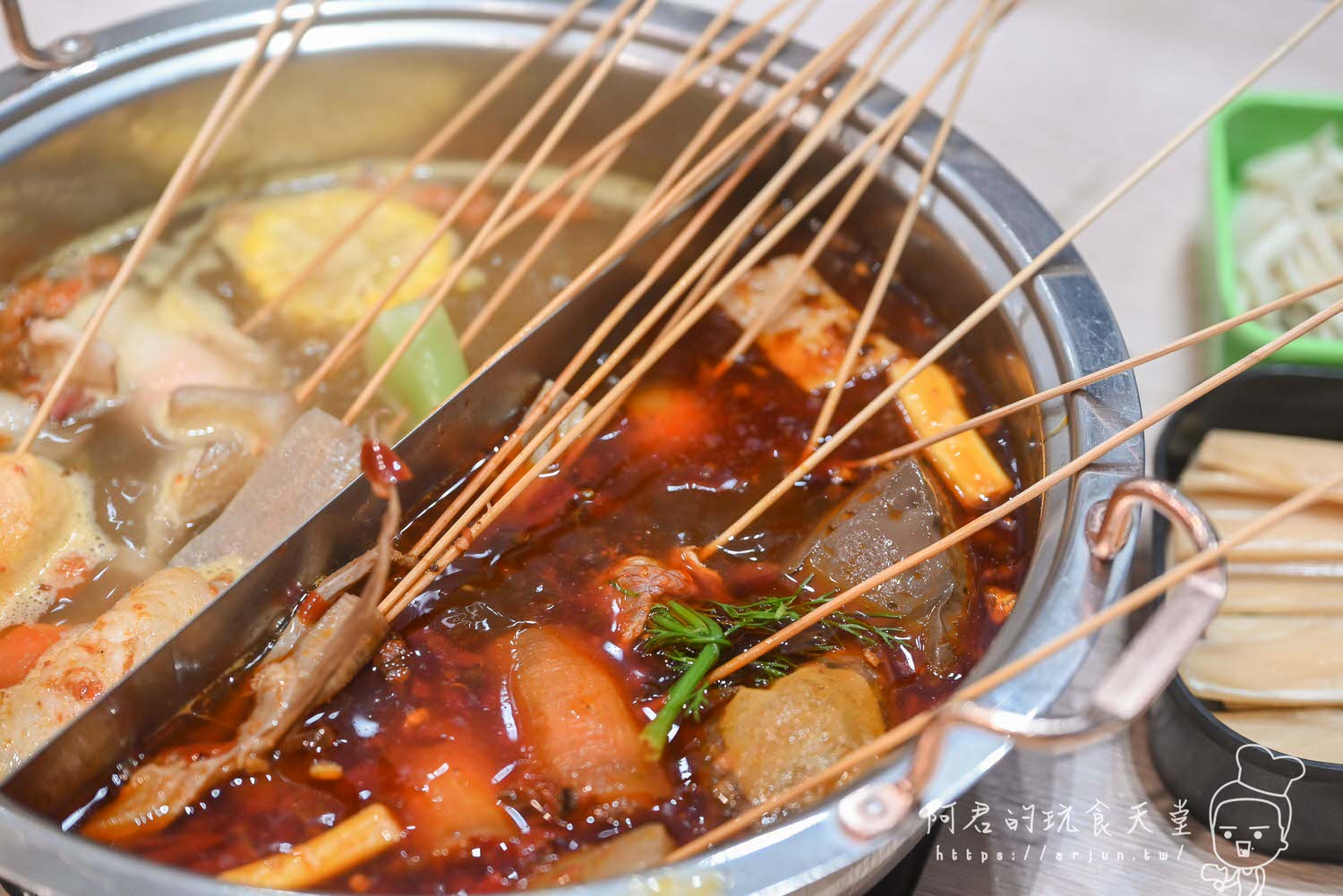 【台中】餉串串｜正宗四川特色小吃串串香，台中也吃的到！食材種類多樣化一串只要10元起｜加 LINE 再送 5 隻串串兌換券！