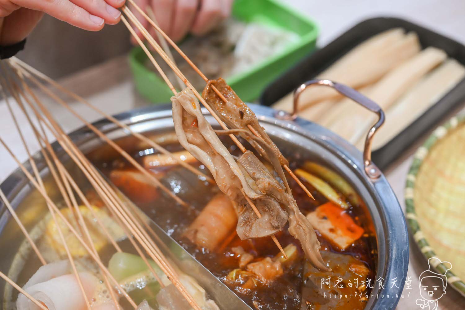 【台中】餉串串｜正宗四川特色小吃串串香，台中也吃的到！食材種類多樣化一串只要10元起｜加 LINE 再送 5 隻串串兌換券！