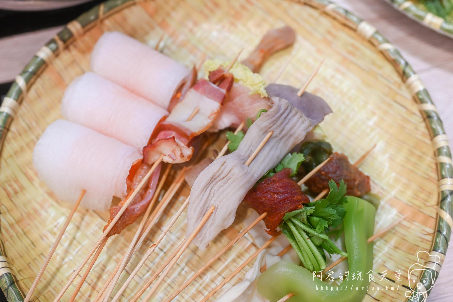 【台中】餉串串｜正宗四川特色小吃串串香，台中也吃的到！食材種類多樣化一串只要10元起｜加 LINE 再送 5 隻串串兌換券！