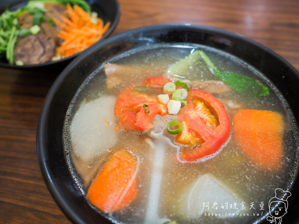 【台中】洪師傅川味麵食館｜周末限定的好味道「番茄清燉牛腩麵」