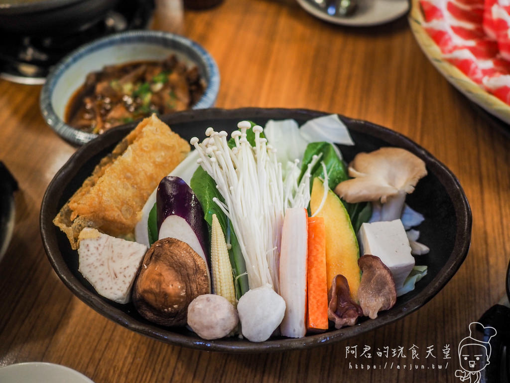 【台中】裊裊鍋物｜冬天來了～進補必點！麻油燒酒烏骨雞鍋｜肉質美海鮮甜好拍又好吃