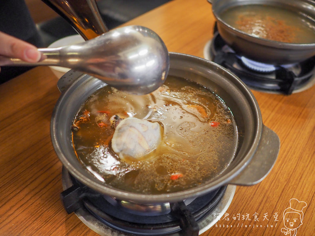 【台中】裊裊鍋物｜冬天來了～進補必點！麻油燒酒烏骨雞鍋｜肉質美海鮮甜好拍又好吃