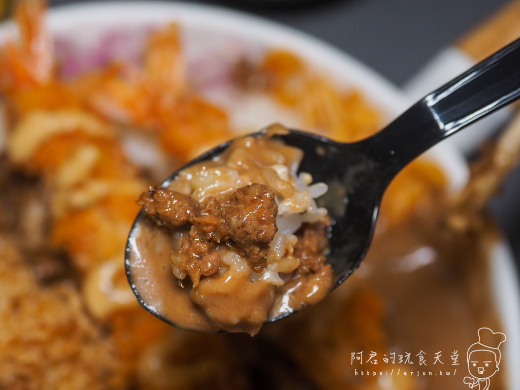 【台中】渣女深夜和牛燒肉燥飯｜宵夜場推薦！超狂裝潢x霸氣雙拼和牛燥飯