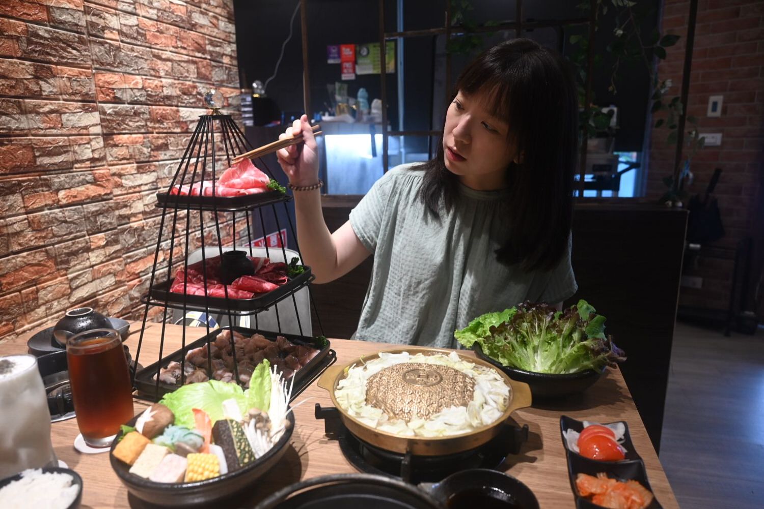 【台中】饗鍋物料理｜三層肉塔火烤兩吃，銅盤烤肉讓吃鍋更具樂趣｜台中西屯區火鍋推薦