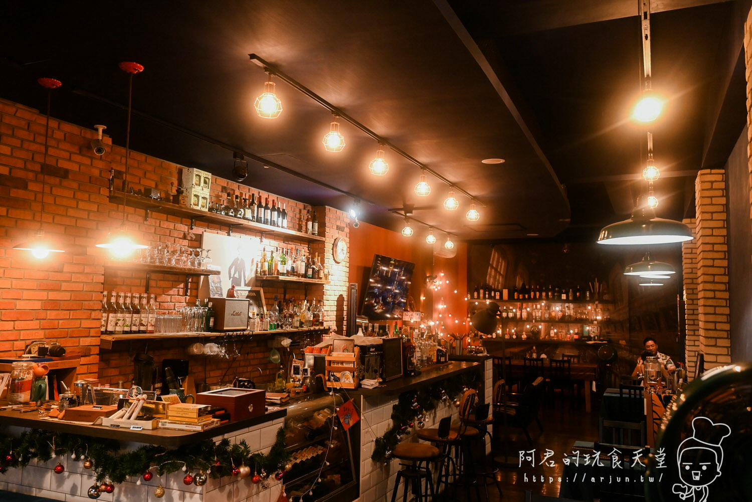 【南投】漫。島 美式餐酒館 ChillBar｜來杯島主特調～調配出你的獨家記憶，這下他有故事，我也有酒了，與島主來場相談甚歡的聊天吧！