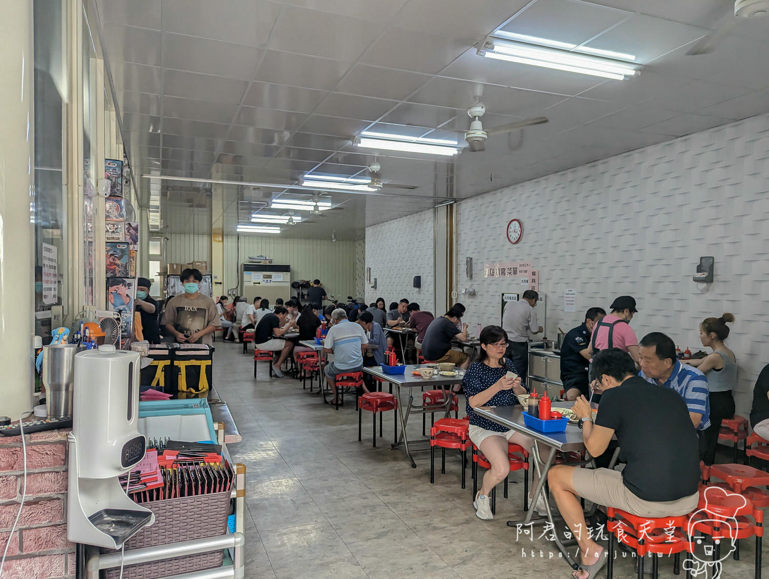 【台中】三重埔米粉湯|小菜超多種,最厲害的是大骨湯、韭菜免費加好加滿 - 第2張圖 三重埔米粉湯