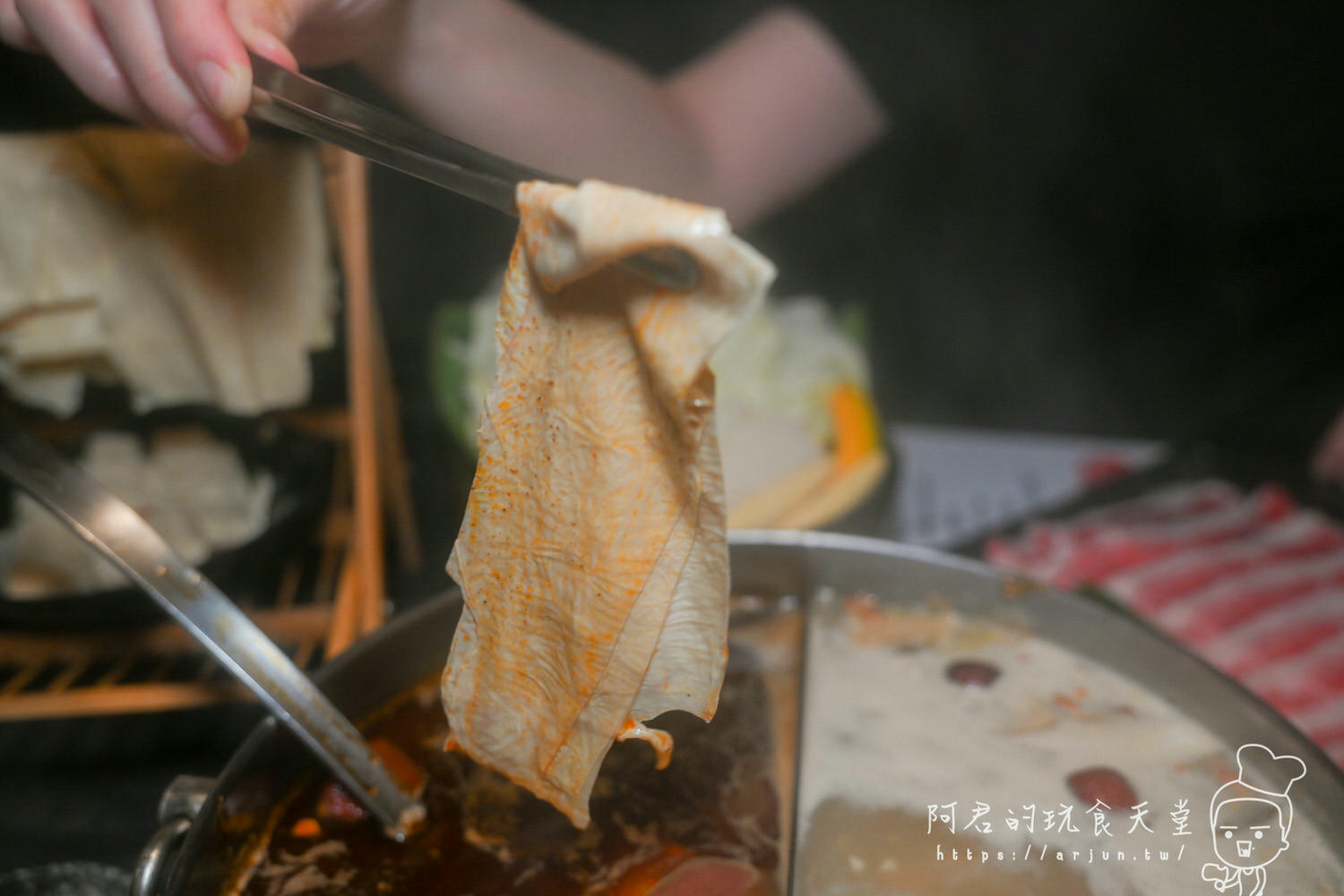 【台中】老豆府麻辣火鍋｜老饕吃過必回訪，不只麻辣鴨血豆腐能無限續加，黃金干貝鮑魚雞湯更是一絕