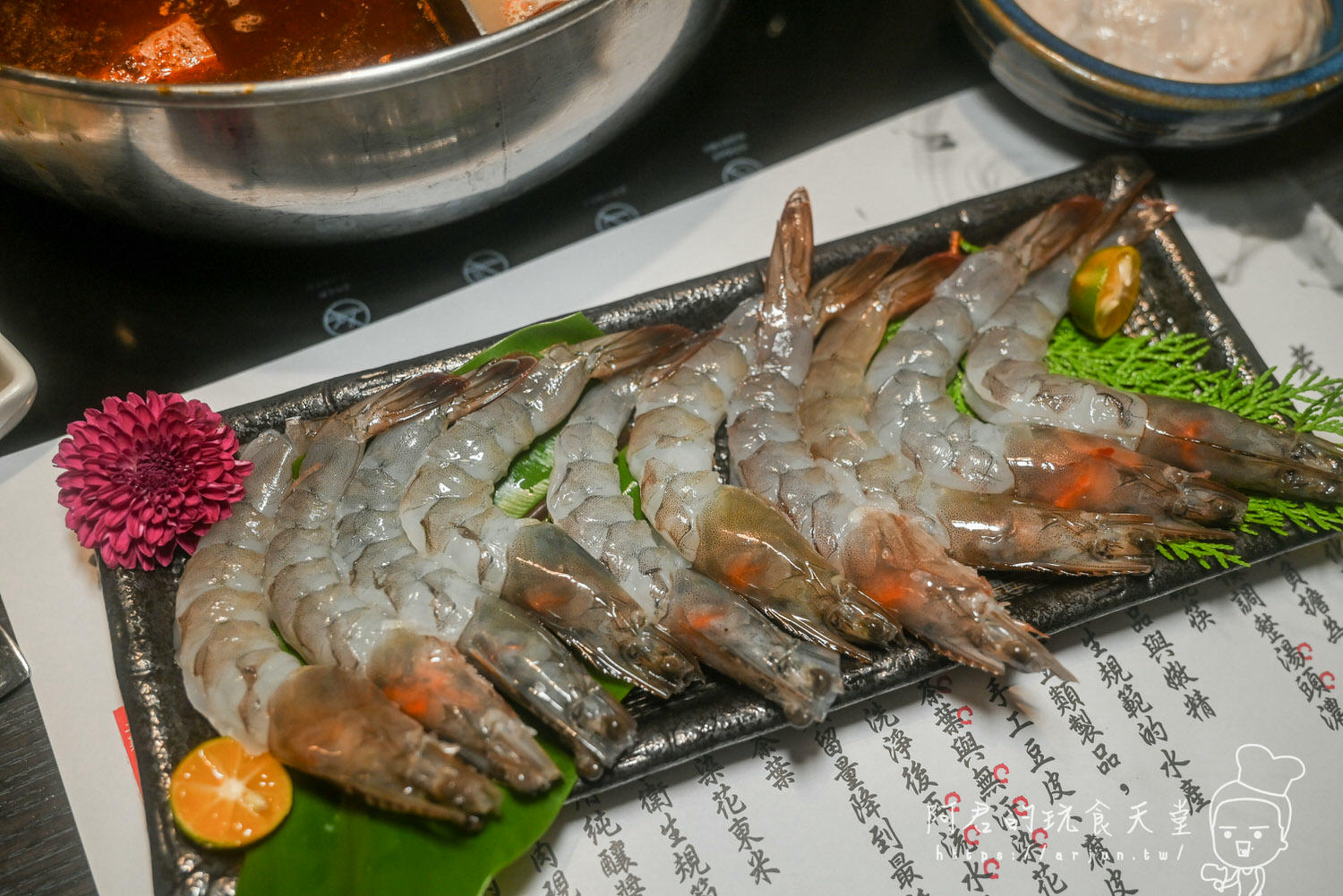 【台中】老豆府麻辣火鍋｜老饕吃過必回訪，不只麻辣鴨血豆腐能無限續加，黃金干貝鮑魚雞湯更是一絕