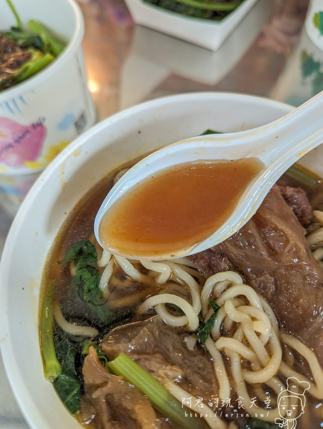 【台中】陳建誠牛肉麵|開在飲料店旁騎樓的真.隱藏版美食!在路邊吃170元的半筋半肉牛肉麵值得嗎? - 第7張圖 陳建誠牛肉麵(西屯店)
