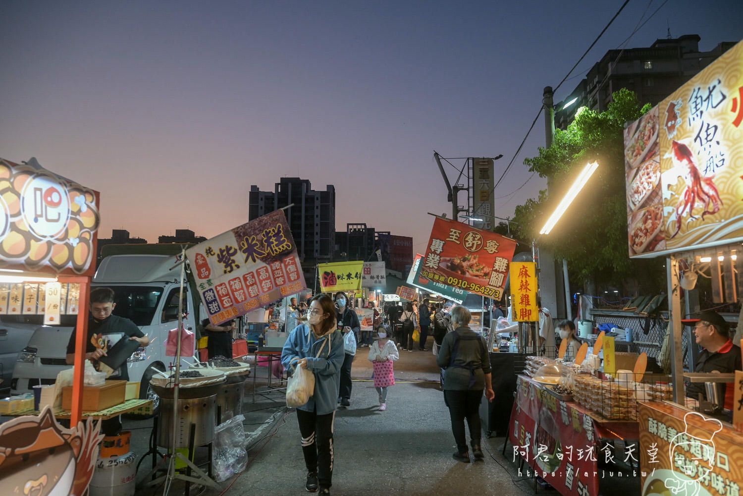 雅潭夜市美食推薦:灶腳古早味蒜香烏龍豆干,多種配料任選,獨家蒜香醬汁,加辣更是過癮 - 第5張圖