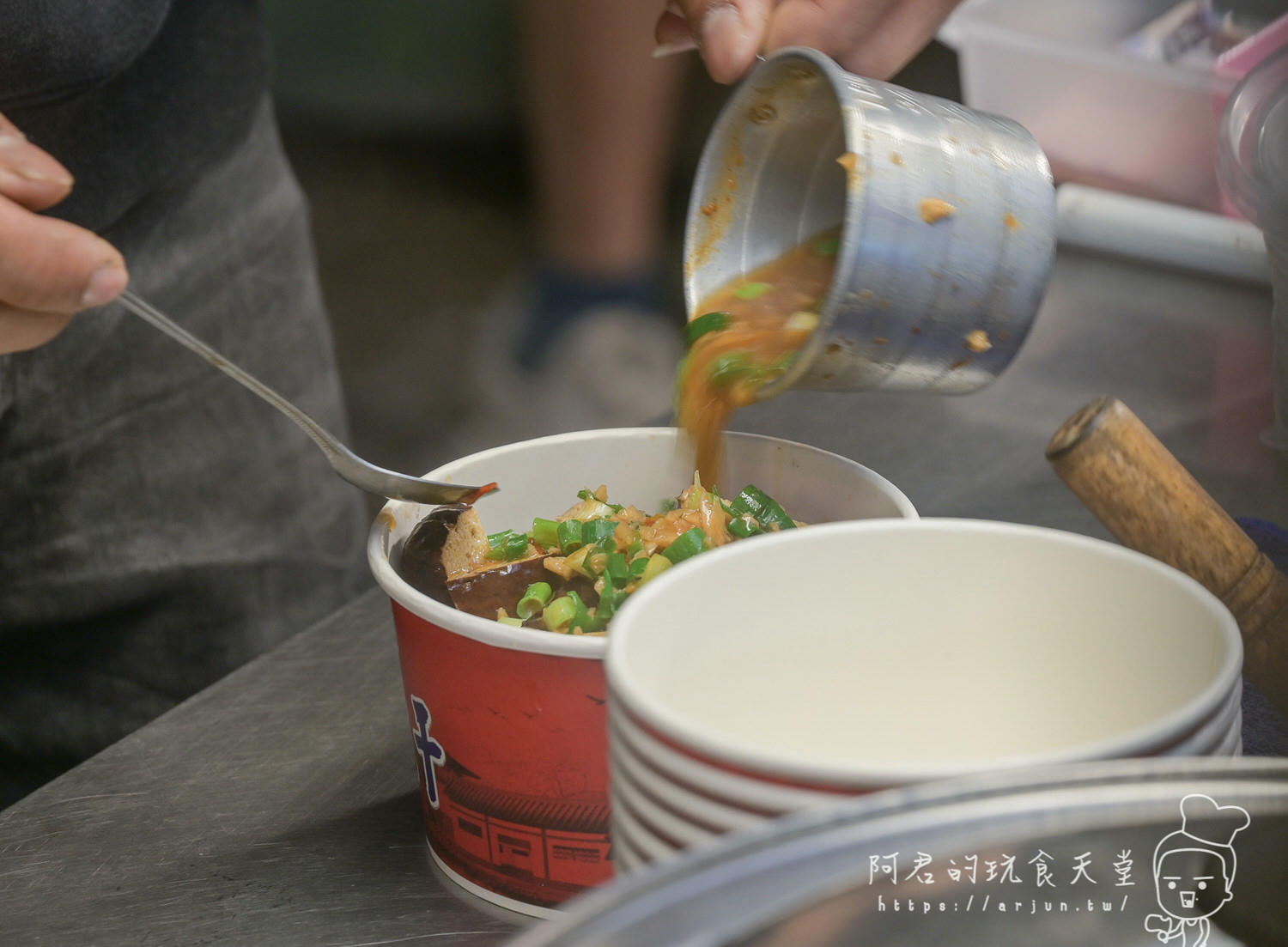 雅潭夜市美食推薦:灶腳古早味蒜香烏龍豆干,多種配料任選,獨家蒜香醬汁,加辣更是過癮 - 第12張圖