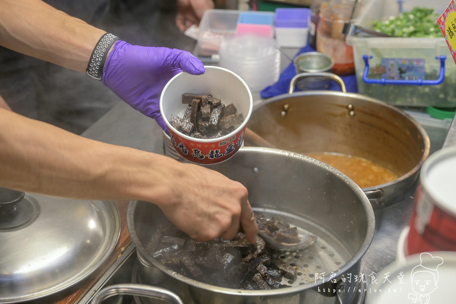 雅潭夜市美食推薦:灶腳古早味蒜香烏龍豆干,多種配料任選,獨家蒜香醬汁,加辣更是過癮 - 第13張圖