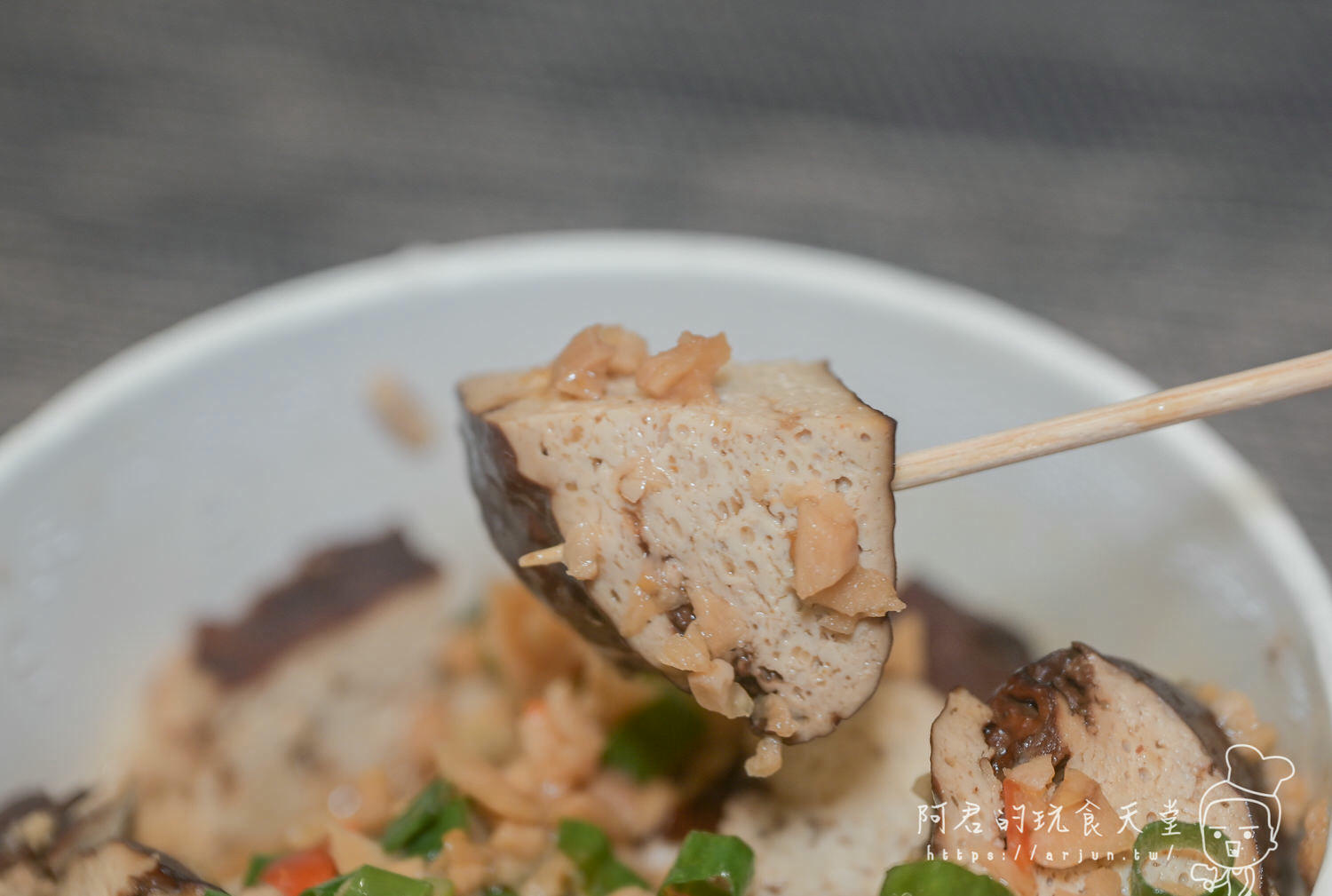 雅潭夜市美食推薦:灶腳古早味蒜香烏龍豆干,多種配料任選,獨家蒜香醬汁,加辣更是過癮 - 第16張圖
