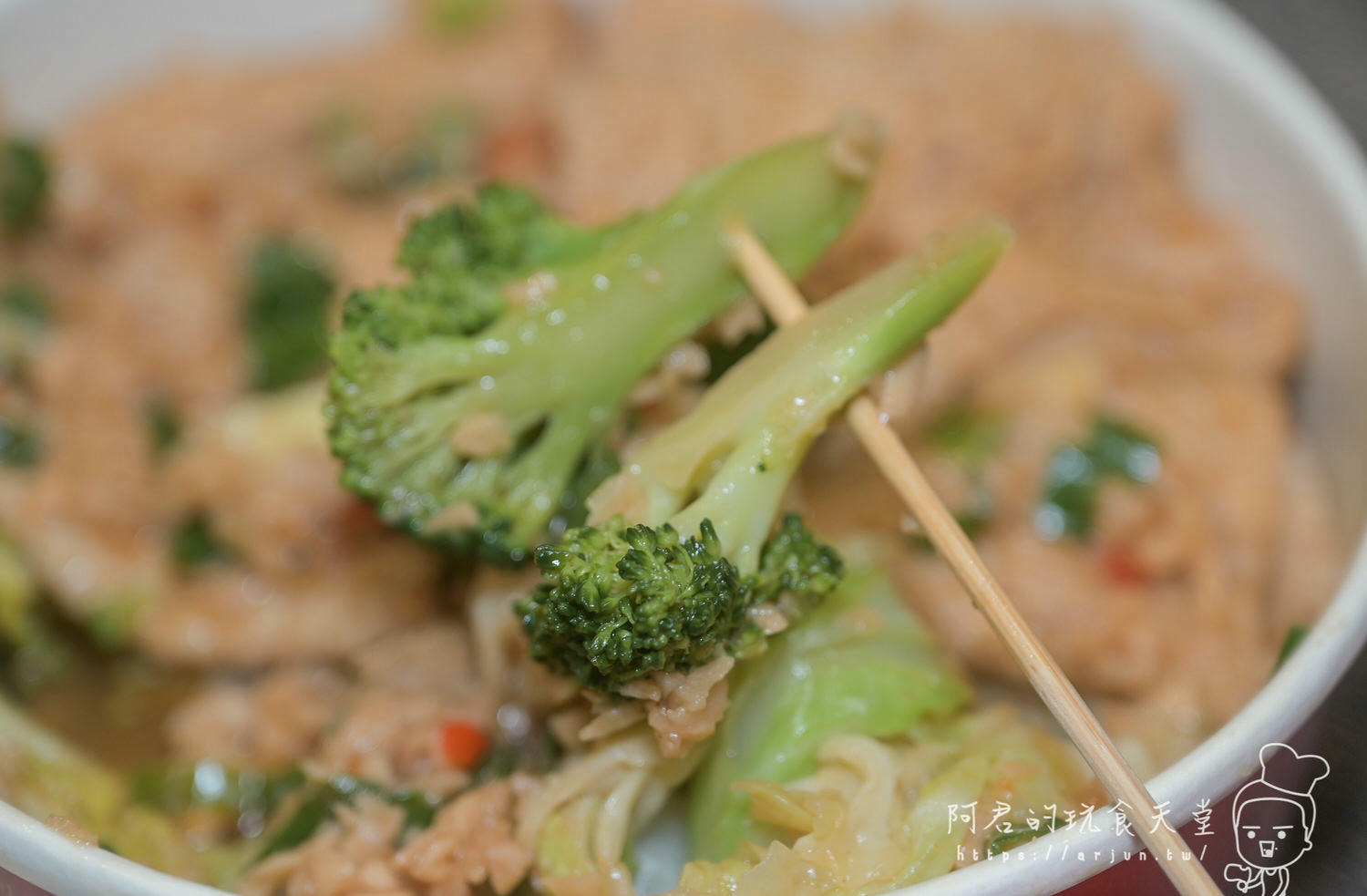 雅潭夜市美食推薦:灶腳古早味蒜香烏龍豆干,多種配料任選,獨家蒜香醬汁,加辣更是過癮 - 第22張圖