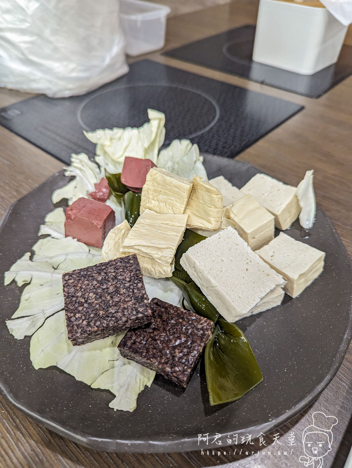 【台中】鬥牛士二鍋台中文心店|壽喜燒吃粗飽,價格便宜,但肉…不知道自己吃了什麼 - 第28張圖