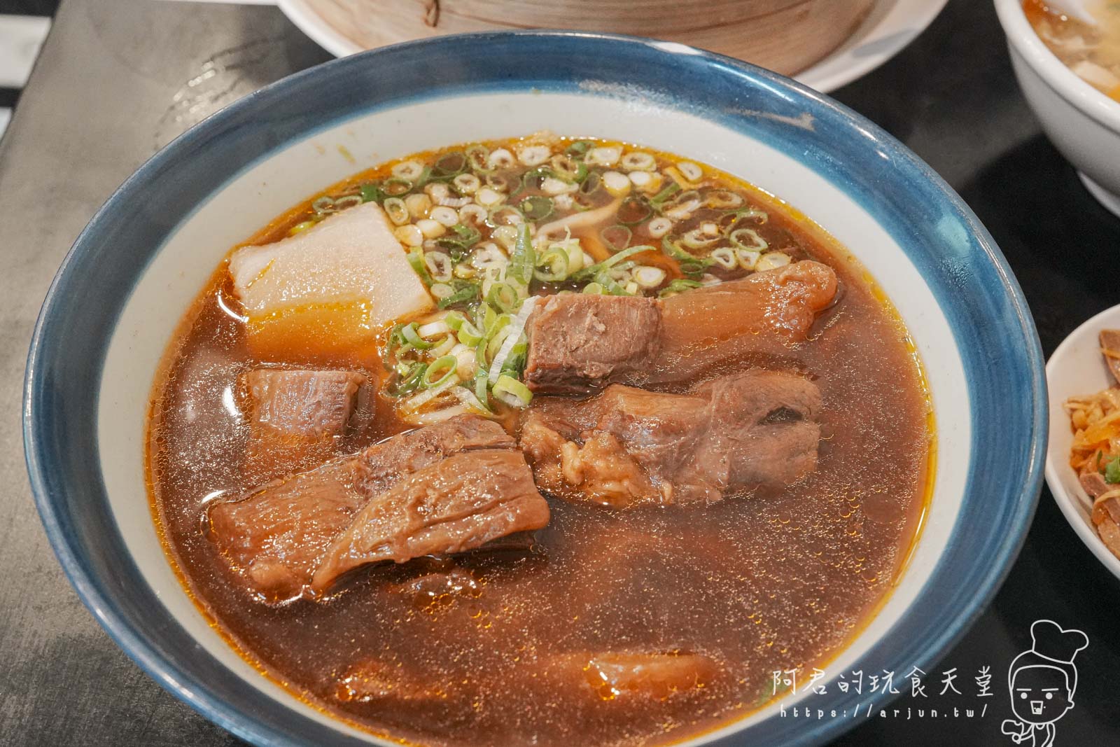 【台中】饕食館｜雖然主打小籠湯包，但牛肉麵才是極品｜老字號台中北屯小吃