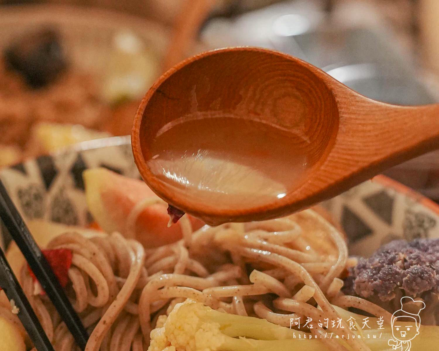 【南投】貓居蔬食｜茶香融合在地食材，即便無肉不歡也會愛上(菜單)｜埔里必吃素食