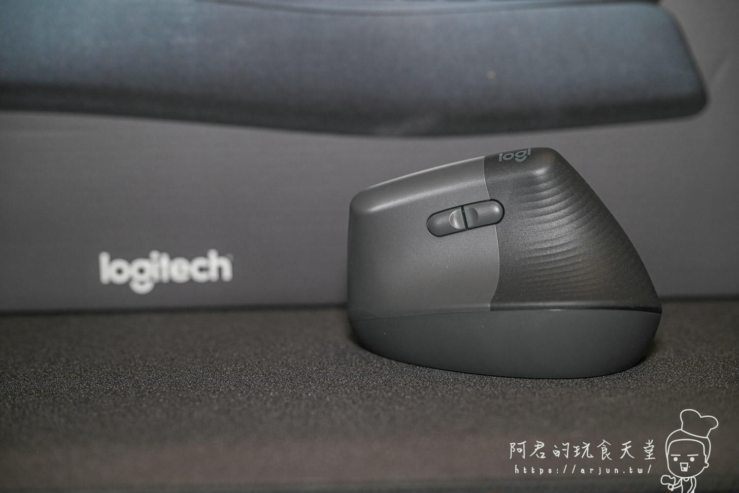 Logitech 羅技 Lift 人體工學垂直滑鼠 開箱評測、使用半年心得評價｜小手、左手族群的福音