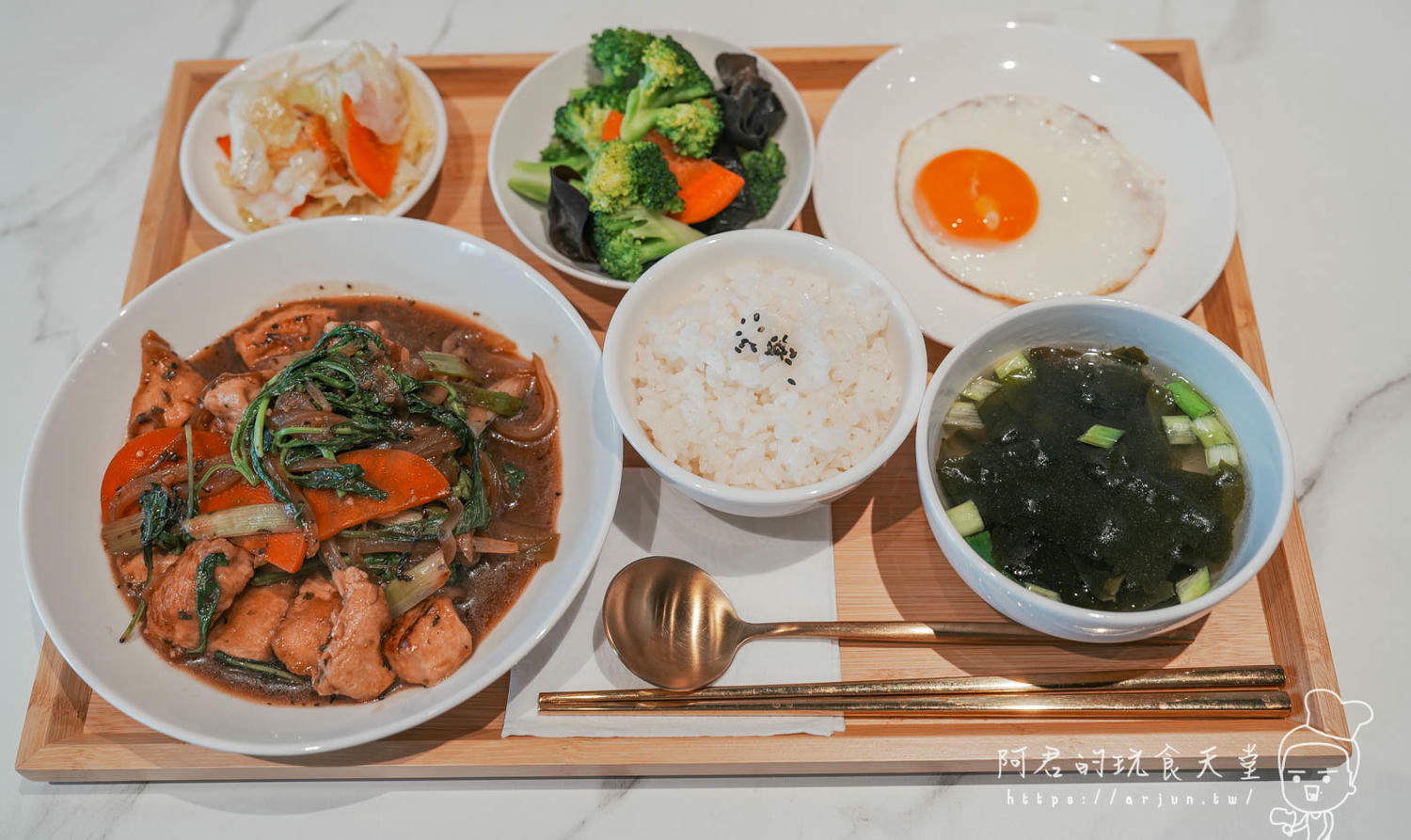 【台中】午吉 日式鬆餅｜定食｜咖啡，北屯下午茶聚餐新選擇，甜、鹹鬆餅都好吃！(菜單)