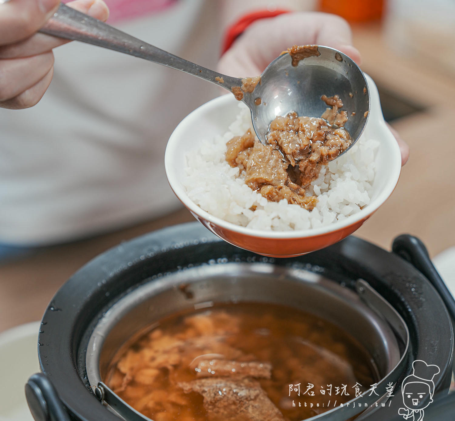 【台中】鍋小三，沙鹿必吃鍋物推薦，不到兩百元～就有麻辣鴨血、肉燥飯、王子麵、冰淇淋免費享用！(菜單)