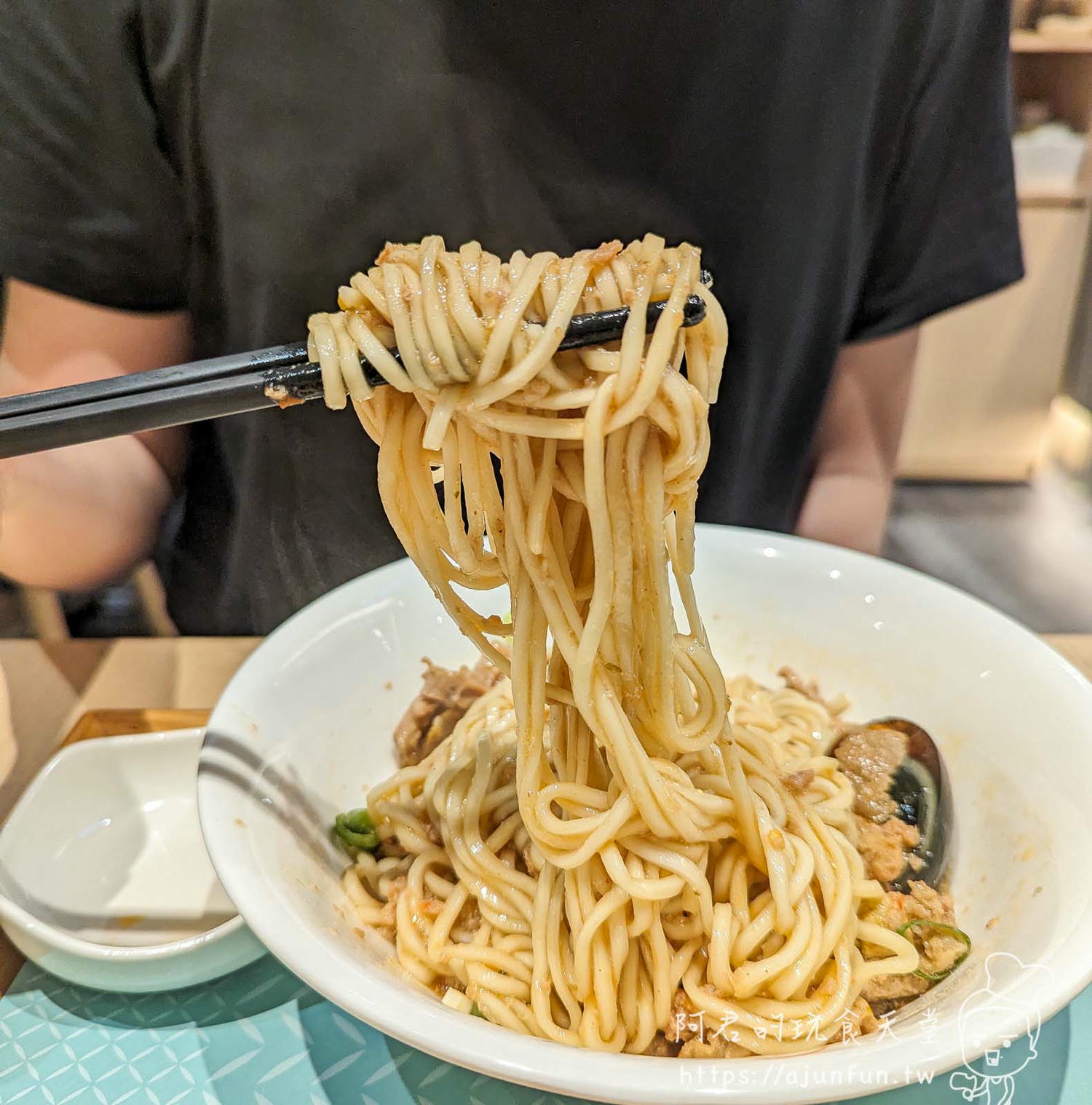 【台中】南屯必吃!墨竹亭燃麵本家:招牌燃麵香辣過癮、鮮蝦抄手、招牌小菜一次滿足(菜單) - 第17張圖