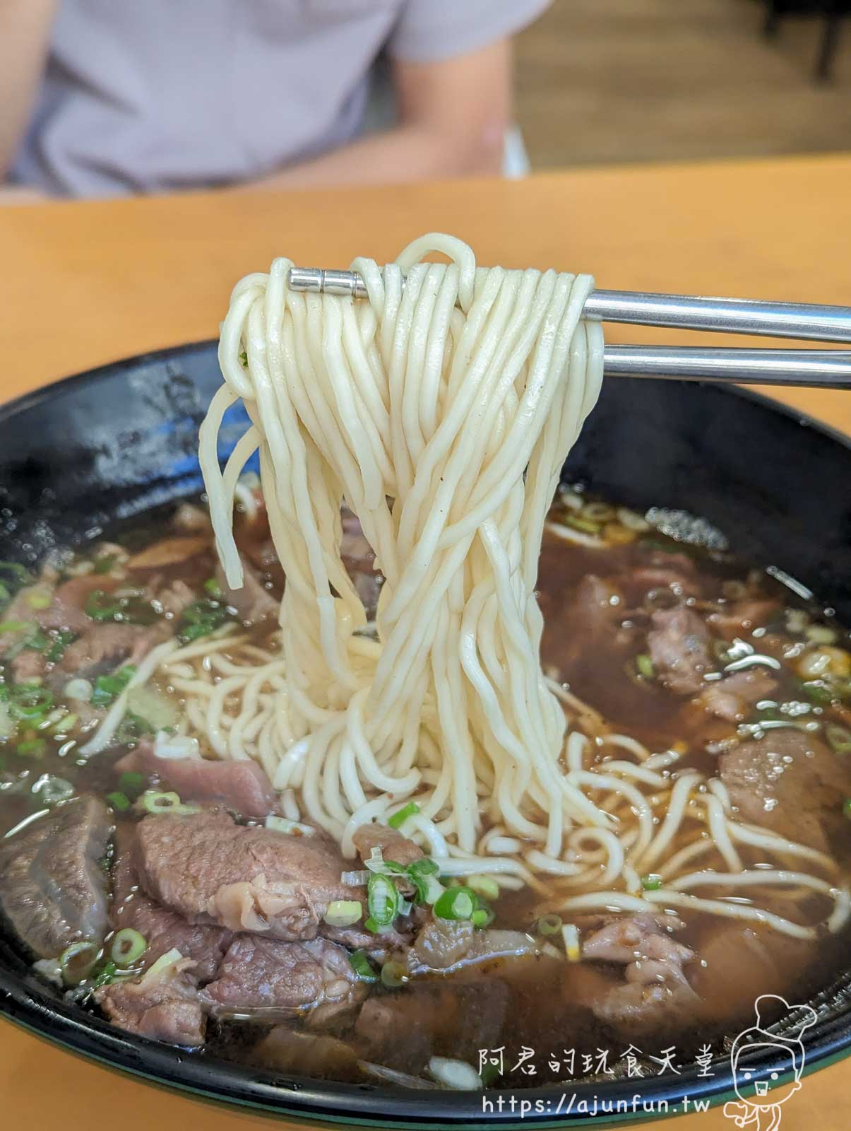 台中嶺東必吃!御品香牛肉麵,銅板價、濃郁湯頭、在地人激推的超高 CP 值牛肉麵 - 第10張圖