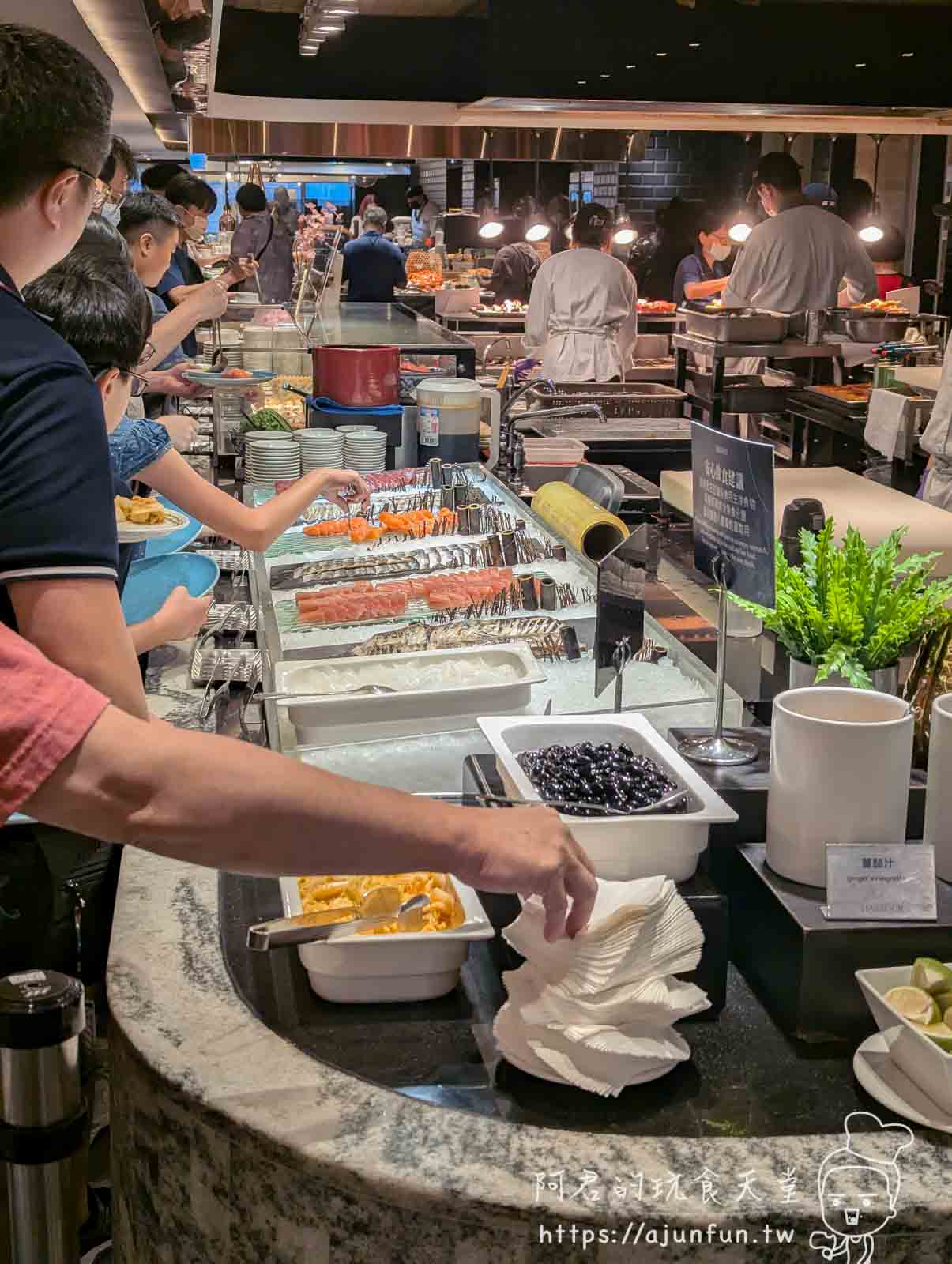 台中吃到飽推薦,漢來海港 台中店好吃嗎,超過 200 道菜色,生蠔、螃蟹、牛排無限享用!菜色、價格、用餐環境、壽星優惠 - 第4張圖