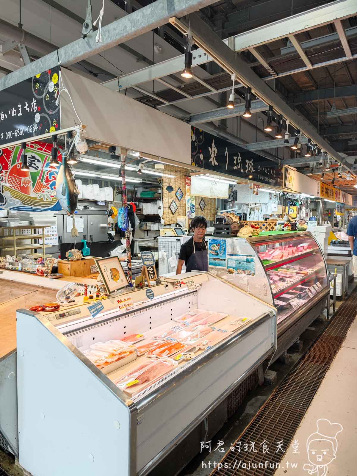 【沖繩那霸】泊港魚市場 (泊いゆまち) 美食攻略:鮪魚生魚片必吃!交通停車、營業時間、店家推薦 - 第3張圖