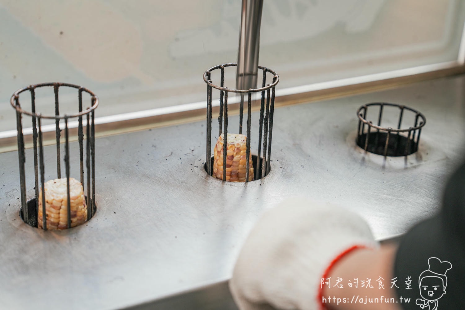【一中街夜市美食】炳叔烤玉米一中店,現烤糯米玉米,獨特直立烤法,醬香迷人,一中商圈必吃 - 第3張圖