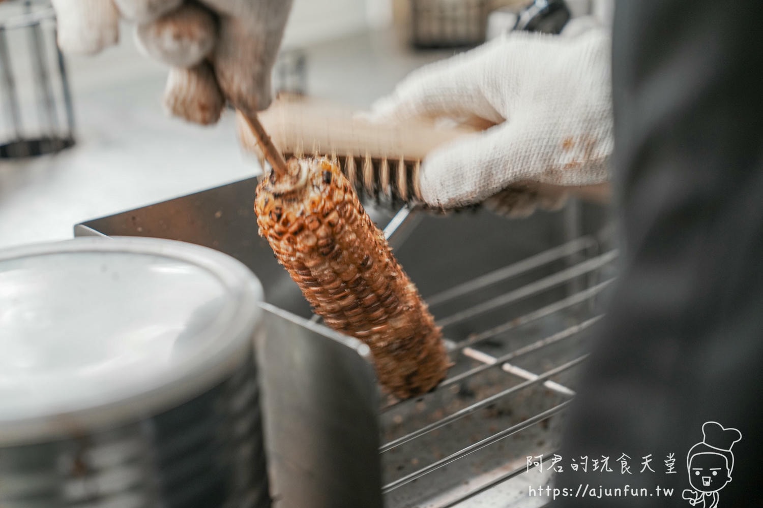 【一中街夜市美食】炳叔烤玉米一中店,現烤糯米玉米,獨特直立烤法,醬香迷人,一中商圈必吃 - 第4張圖
