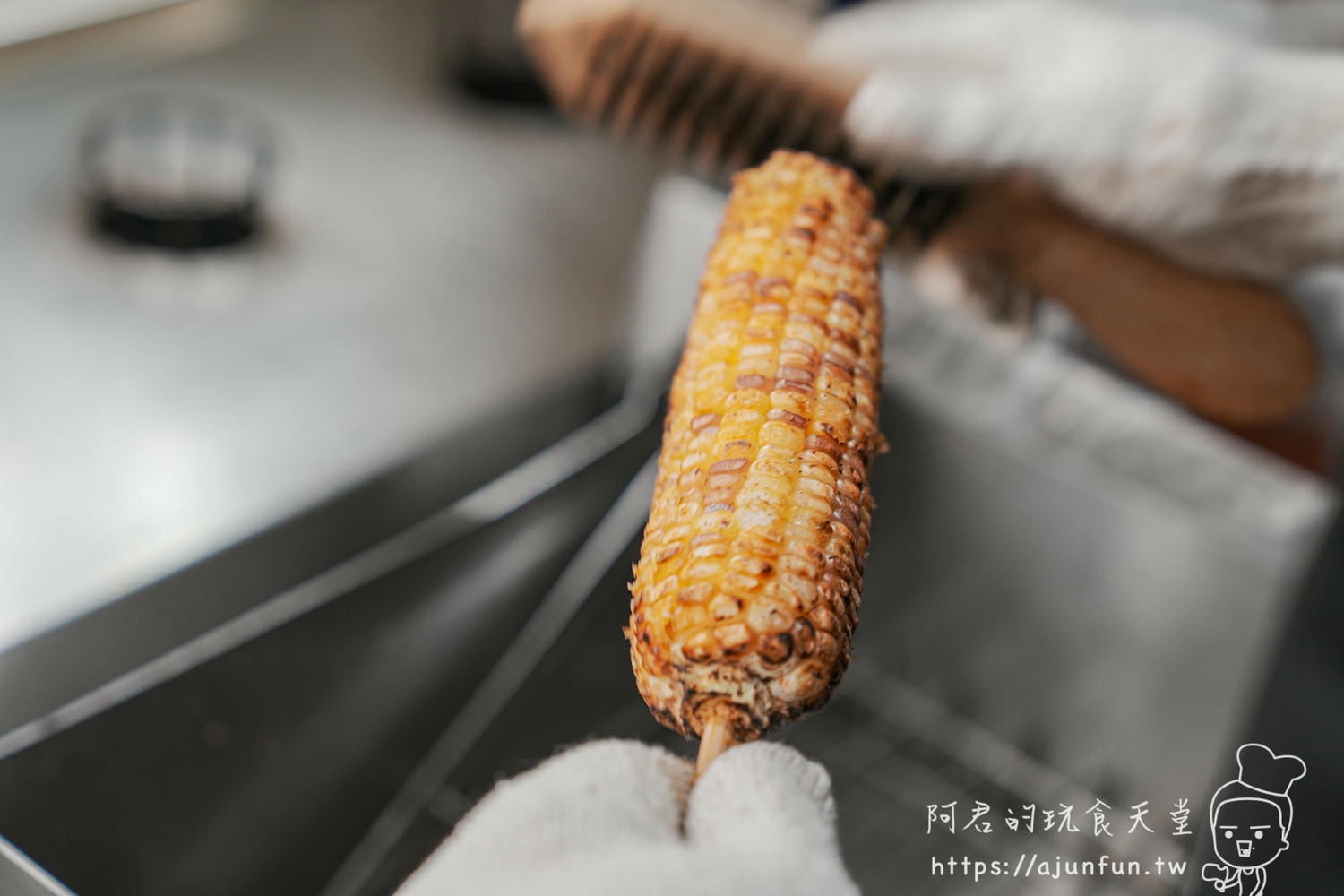 【一中街夜市美食】炳叔烤玉米一中店,現烤糯米玉米,獨特直立烤法,醬香迷人,一中商圈必吃 - 第5張圖