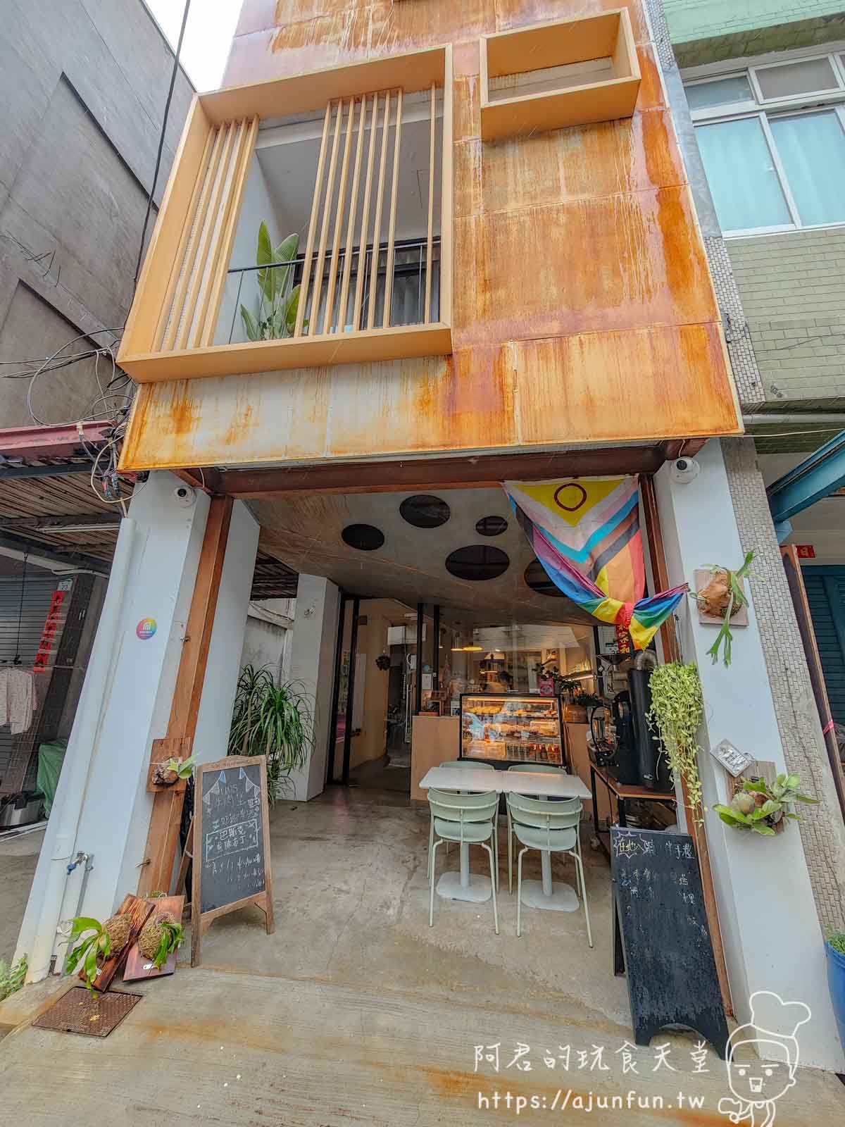 【高雄鹽埕】這家民宿早餐太犯規!「阡陌一舍」咖啡廳,一顆肉桂捲就讓人魂牽夢縈? - 第1張圖