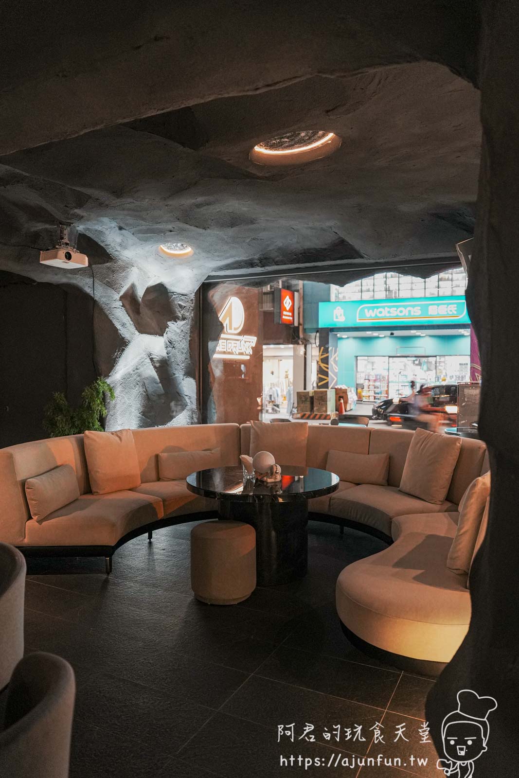 【台中酒吧推薦】阿姆斯壯餐酒館,勤美酒吧新發現!一個人也能登陸外太空的星際之旅 - 第9張圖