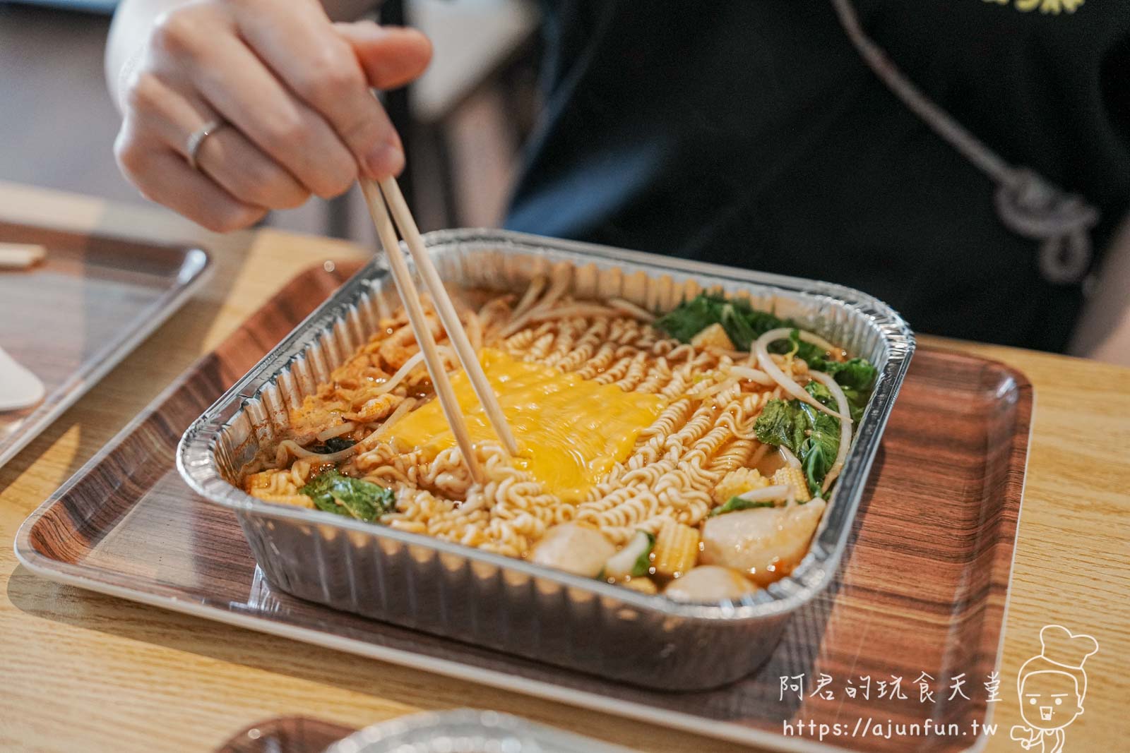 【台中北屯宵夜】遊盒麵崇德店,被甜點耽誤的24小時拉麵店,必點麻辣鴨血 - 第29張圖