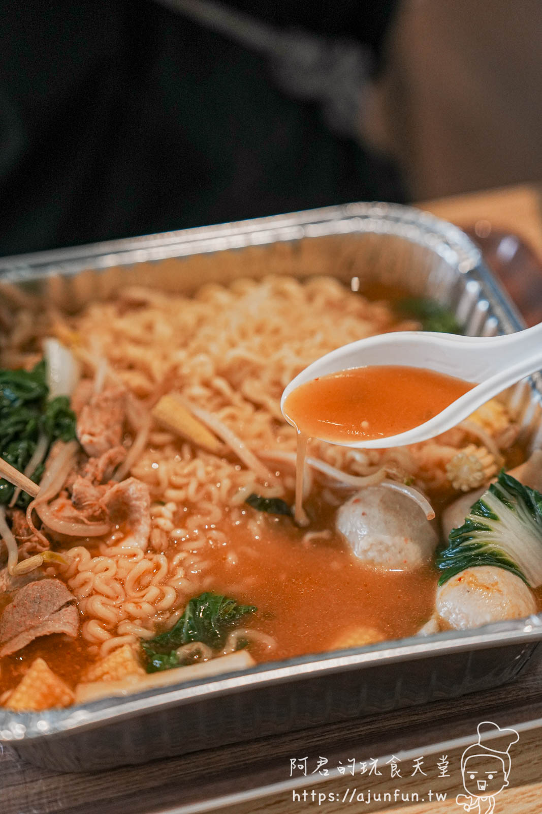 【台中北屯宵夜】遊盒麵崇德店,被甜點耽誤的24小時拉麵店,必點麻辣鴨血 - 第33張圖