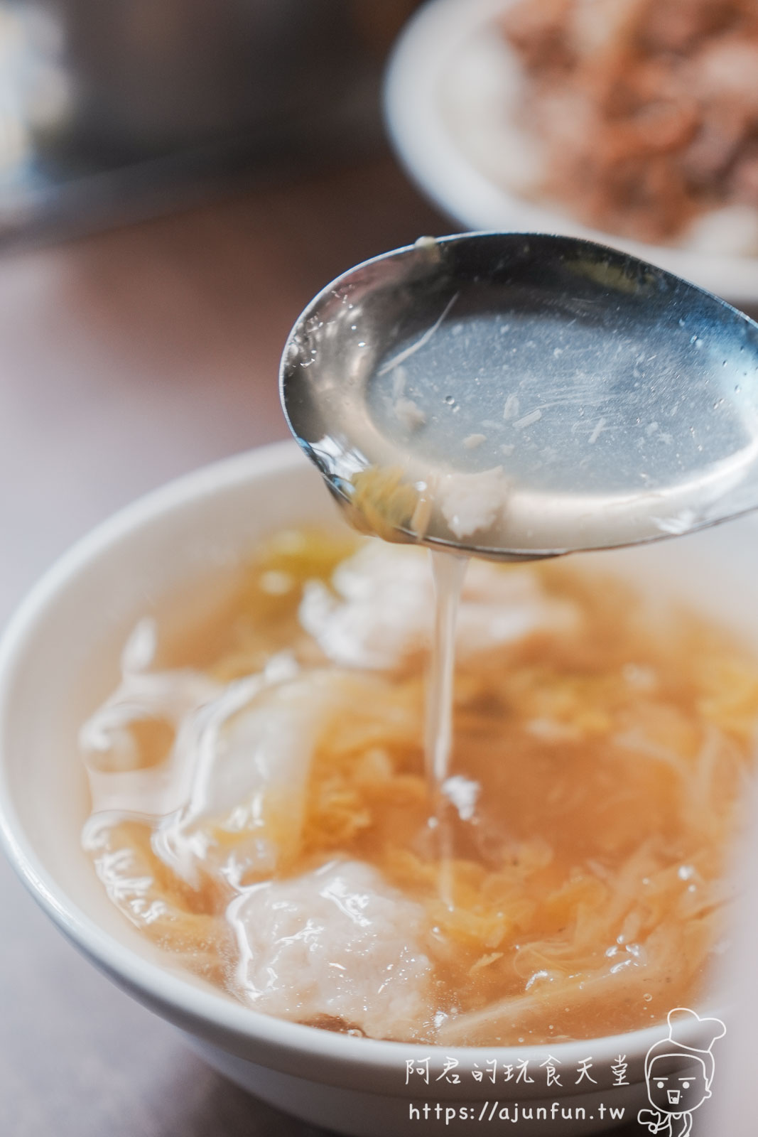 誰說嘉義只有火雞肉飯?50年老店「阿岸米糕」這碗「鹹米糕」連在地人都排隊! - 第23張圖