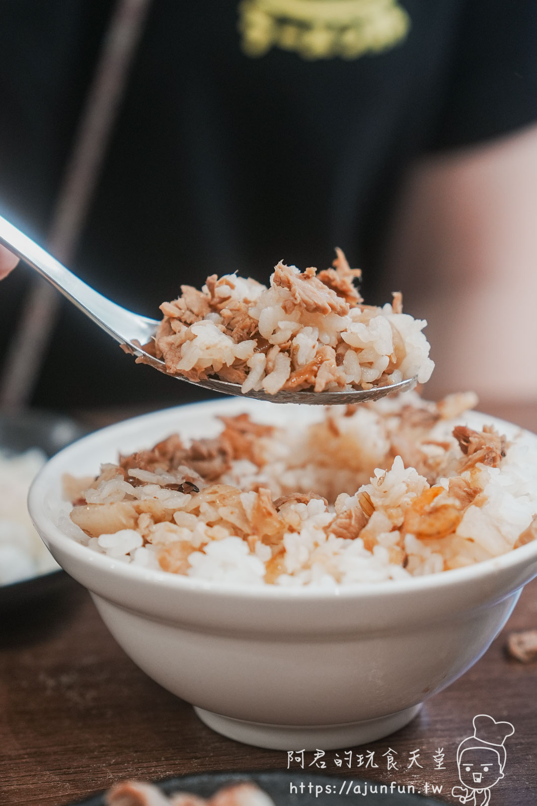 誰說嘉義只有火雞肉飯?50年老店「阿岸米糕」這碗「鹹米糕」連在地人都排隊! - 第19張圖