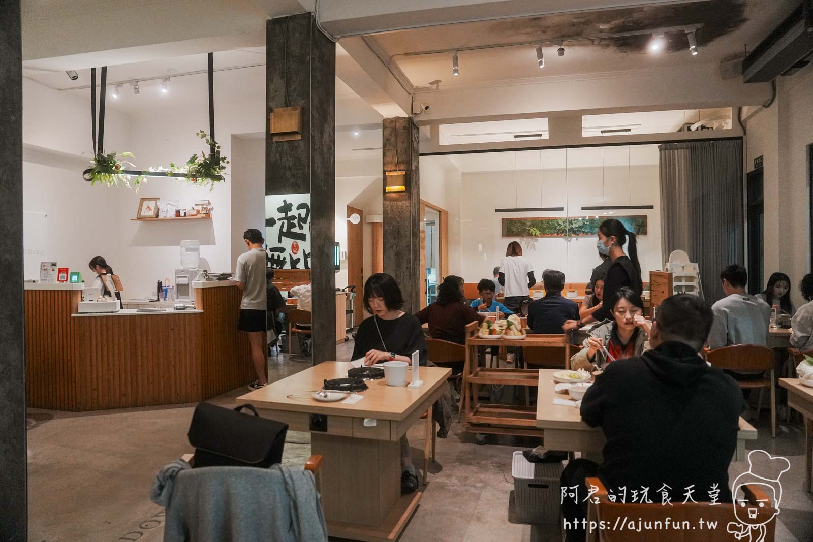 嘉義火鍋推薦,青坐請坐鍋物專科,火車站旁純白鍋物,鮮奶自己倒的厚工美味 - 第3張圖 嘉義火鍋推薦,青坐請坐鍋物專科,火車站旁純白鍋物,鮮奶自己倒的厚工美味